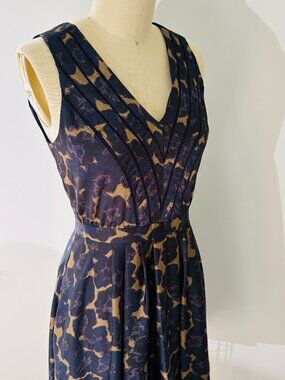 Bananaa Republic, V-neck, Fit and Flare Dress Floral Print, Size 0, W/Pockets!